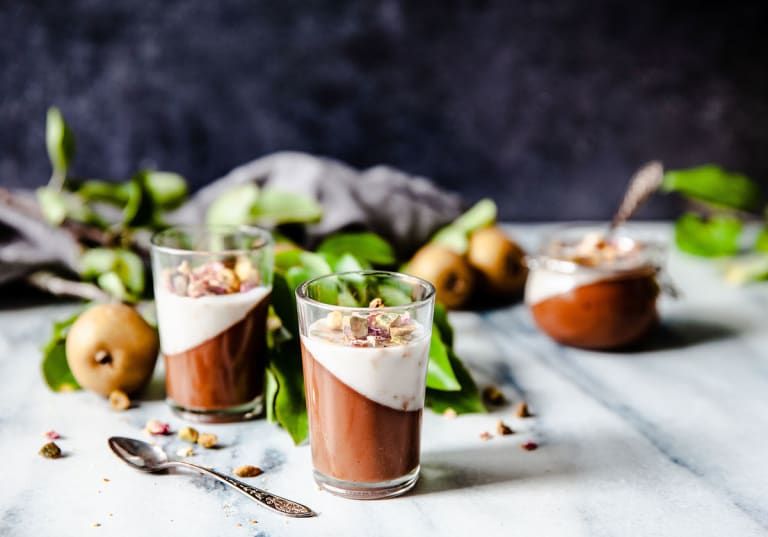 Vegansk pannacotta med smak av päron, kokos och choklad