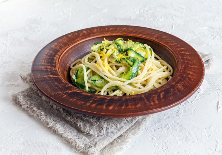 Vegetarisk pasta med citron och zucchini