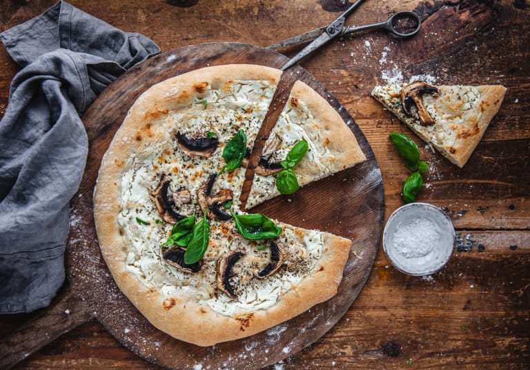 Pizza Bianco med parmesan och svamp folk o folk