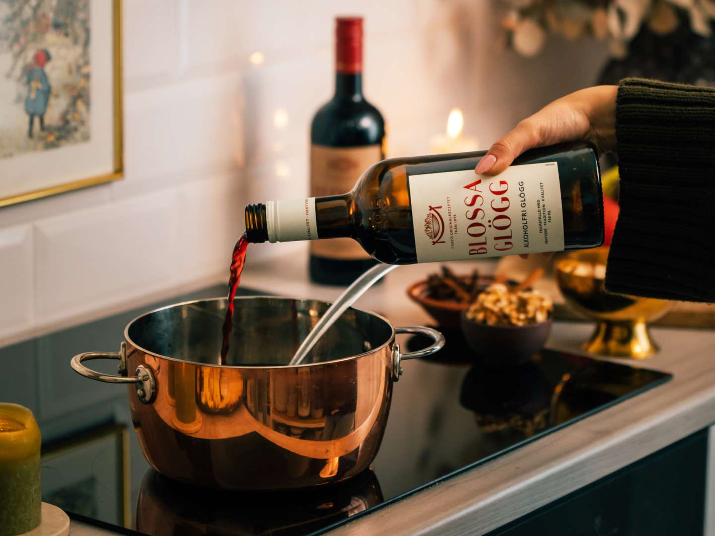 Blossa alkoholitonta glögiä kaadetaan kattilaan