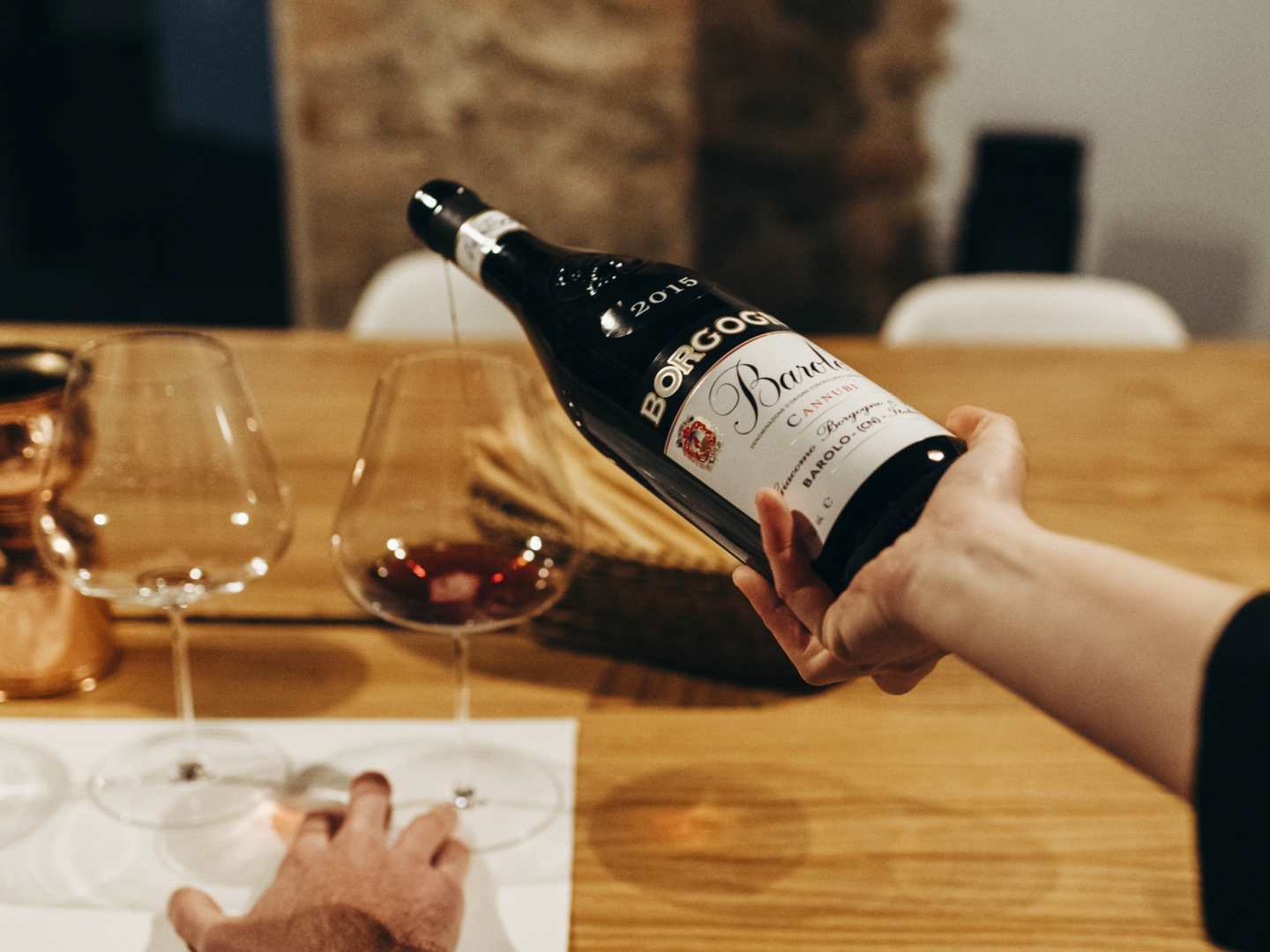 Borgogno_Barolo_kaadetaan_lasiin