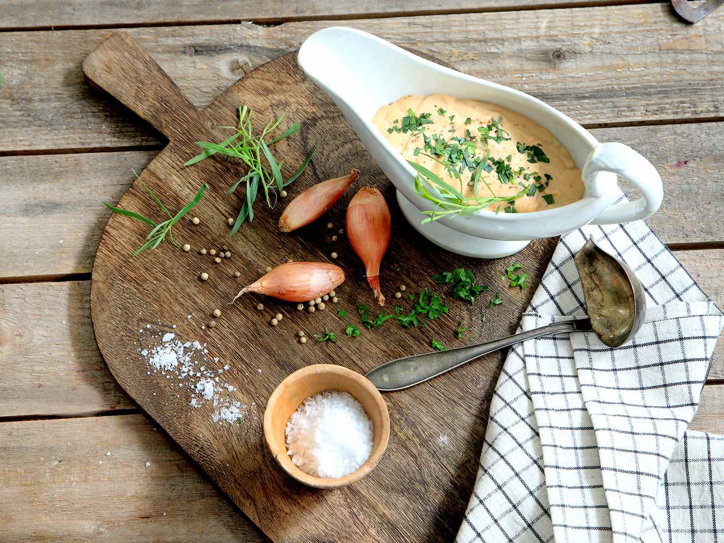 Choronsås i såssnipa på träbord.