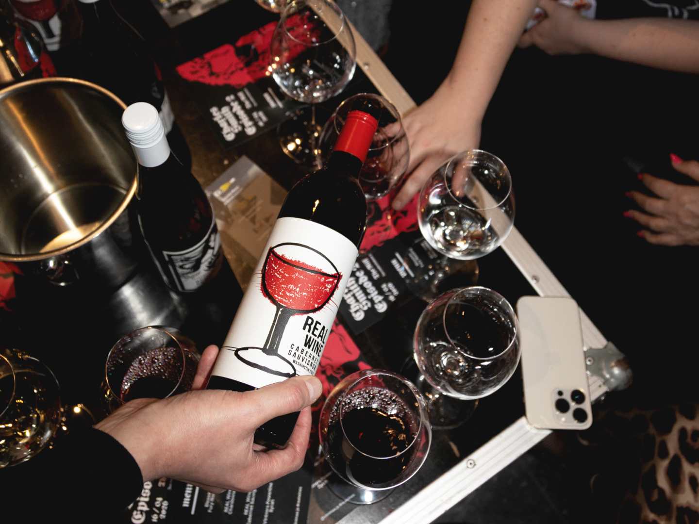 Real Wine Cabernet kaadetaan lasiin