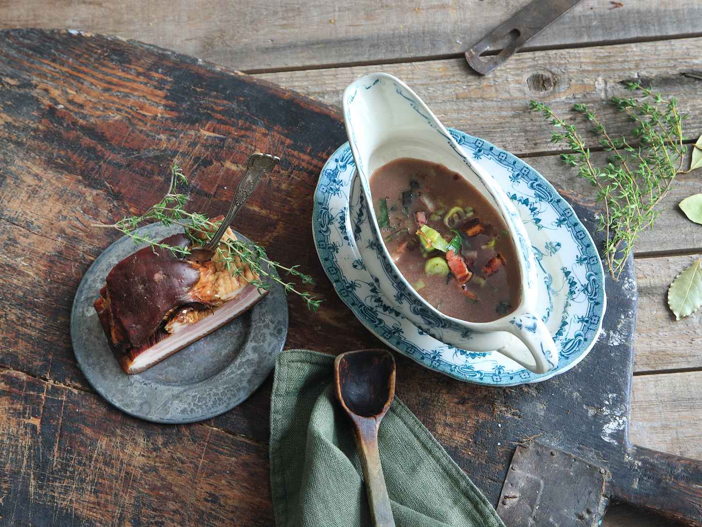 Skomakarsås med köttbit på träbord.