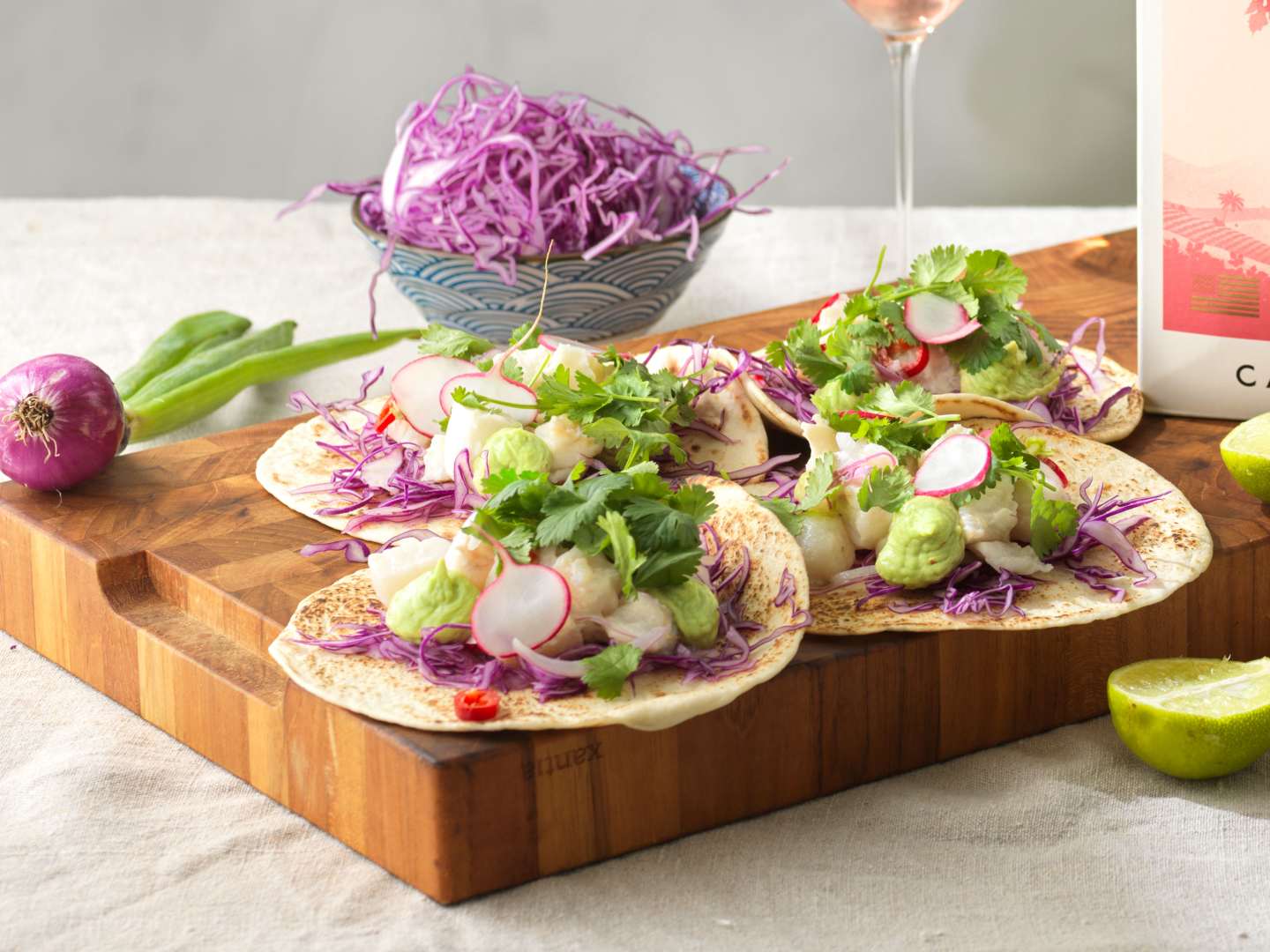 Fish taco med avokadokräm och tillbehör.