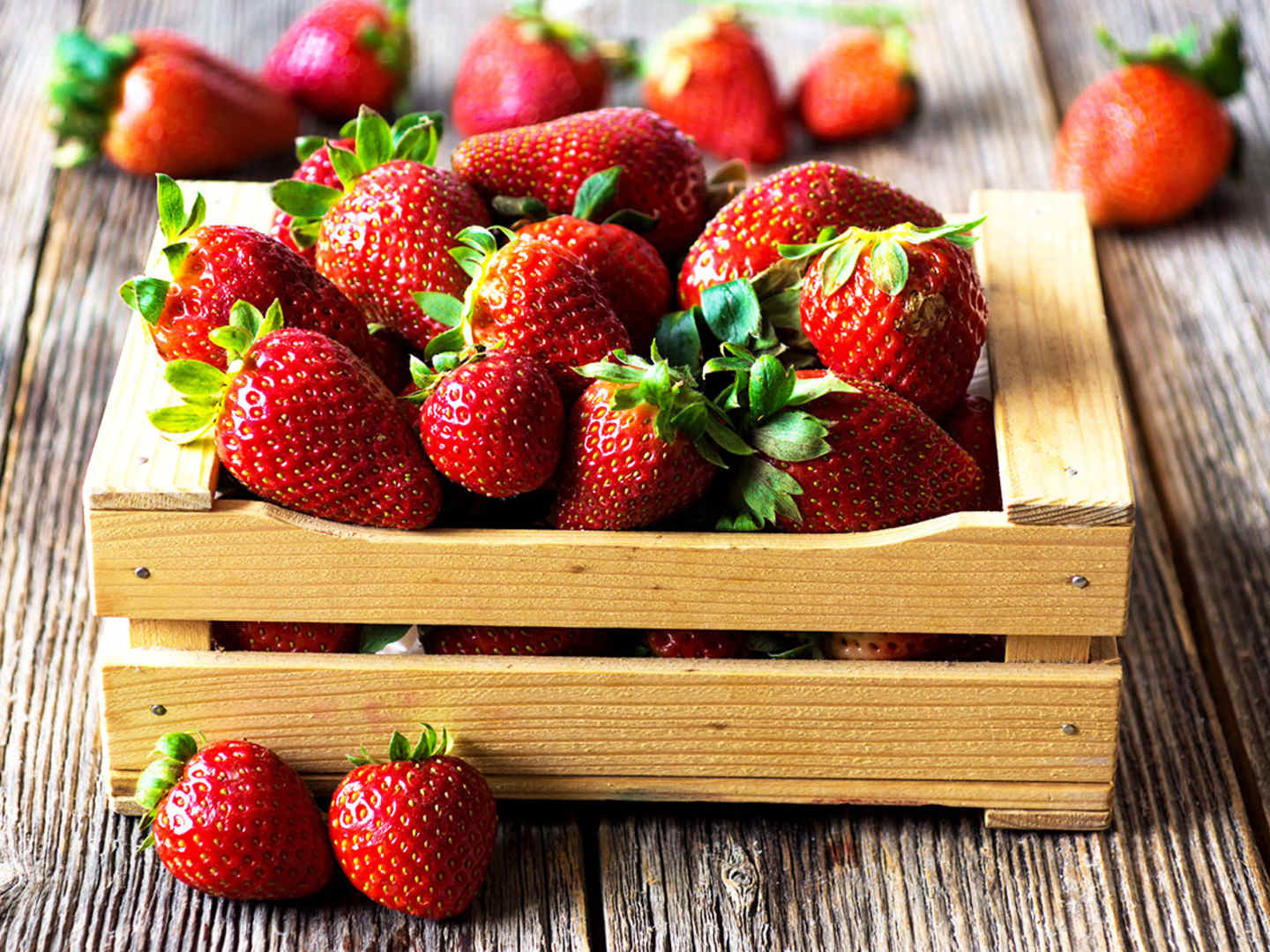 Jordgubbar i en trälåda