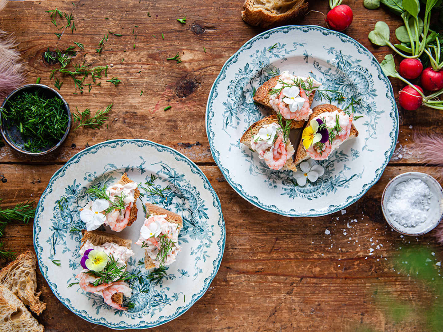 Två tallrikar med kanapéer med skagenröra