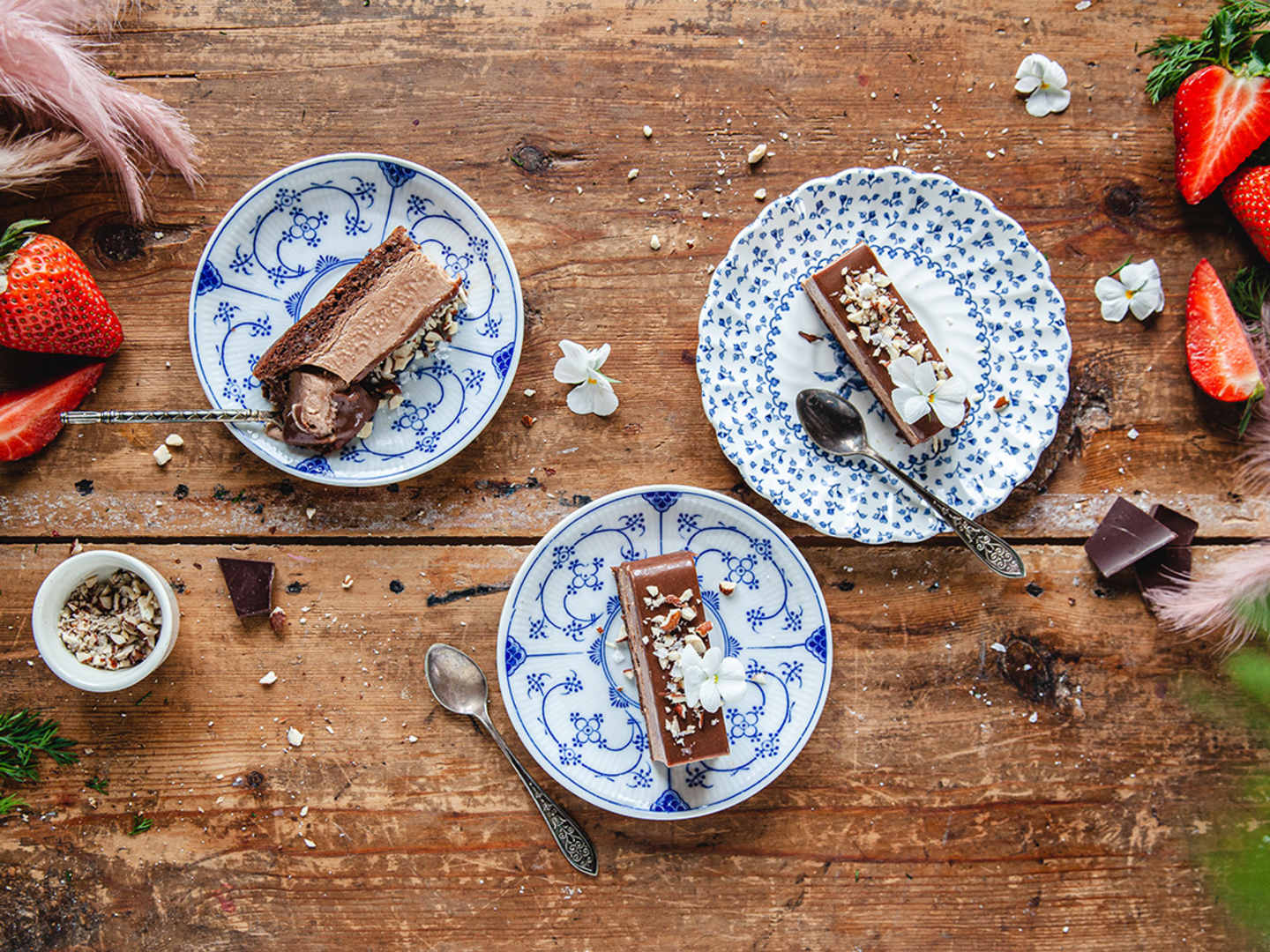 Chokladmoussebakelser med mandelbotten
