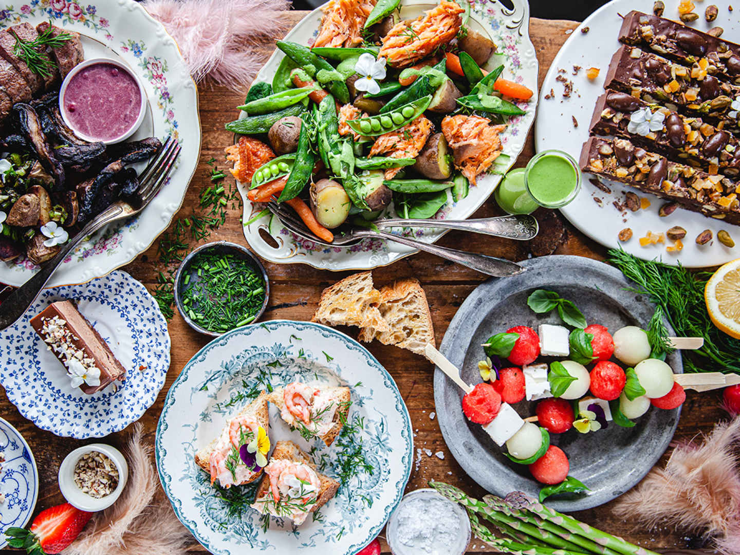 Påskmat uppdukat på bord