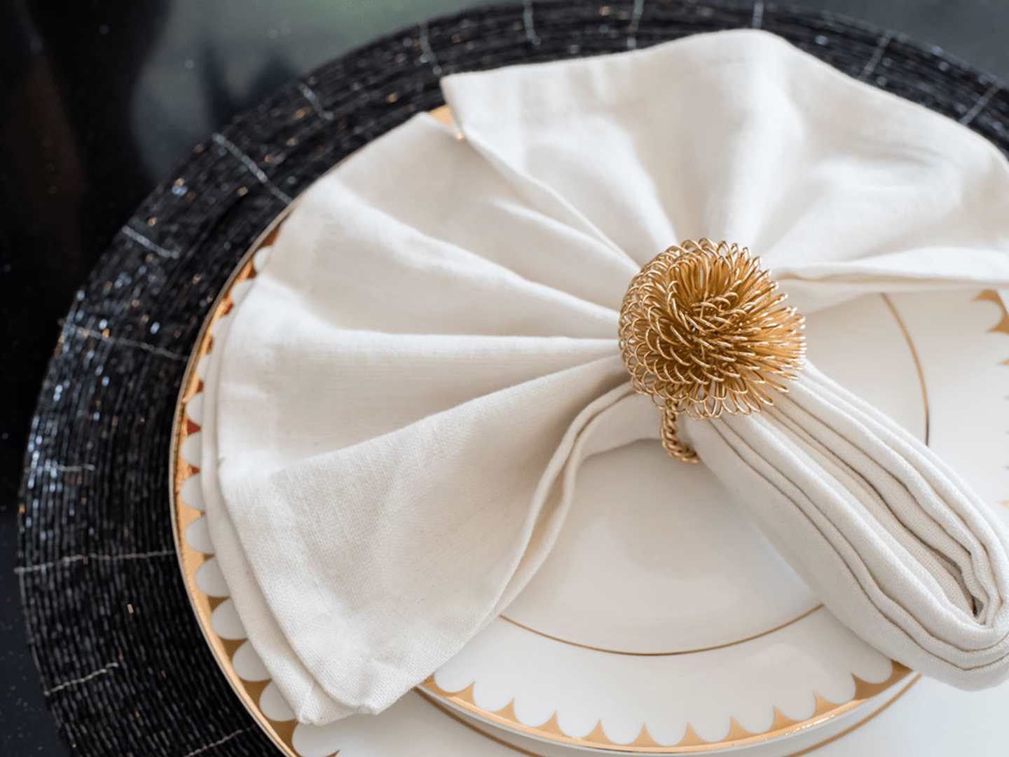 Vackert vikt servett på dukat bord