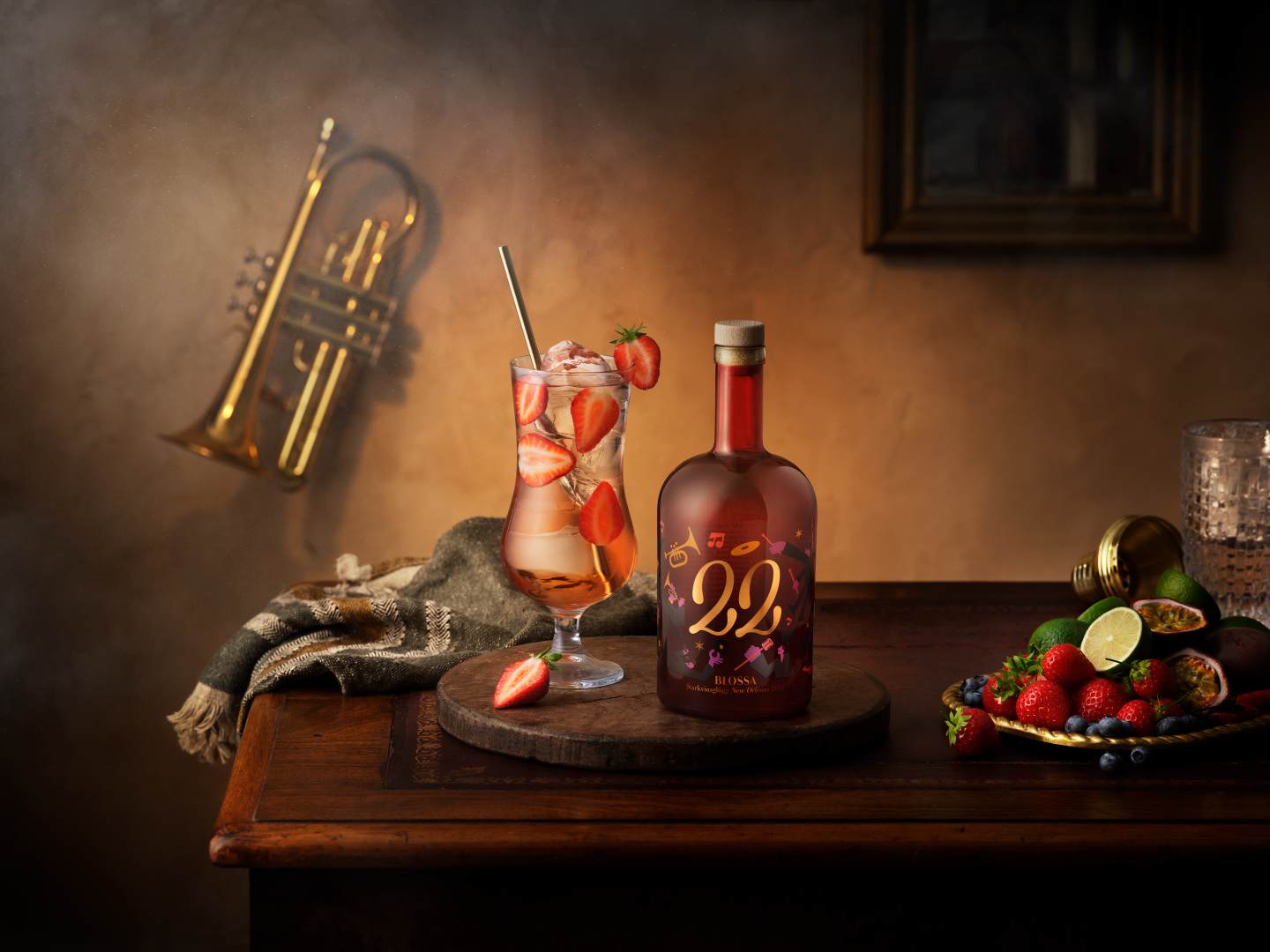 Blossa 22 Hurricane Spritz - en drink med flaskan på ett träbord.