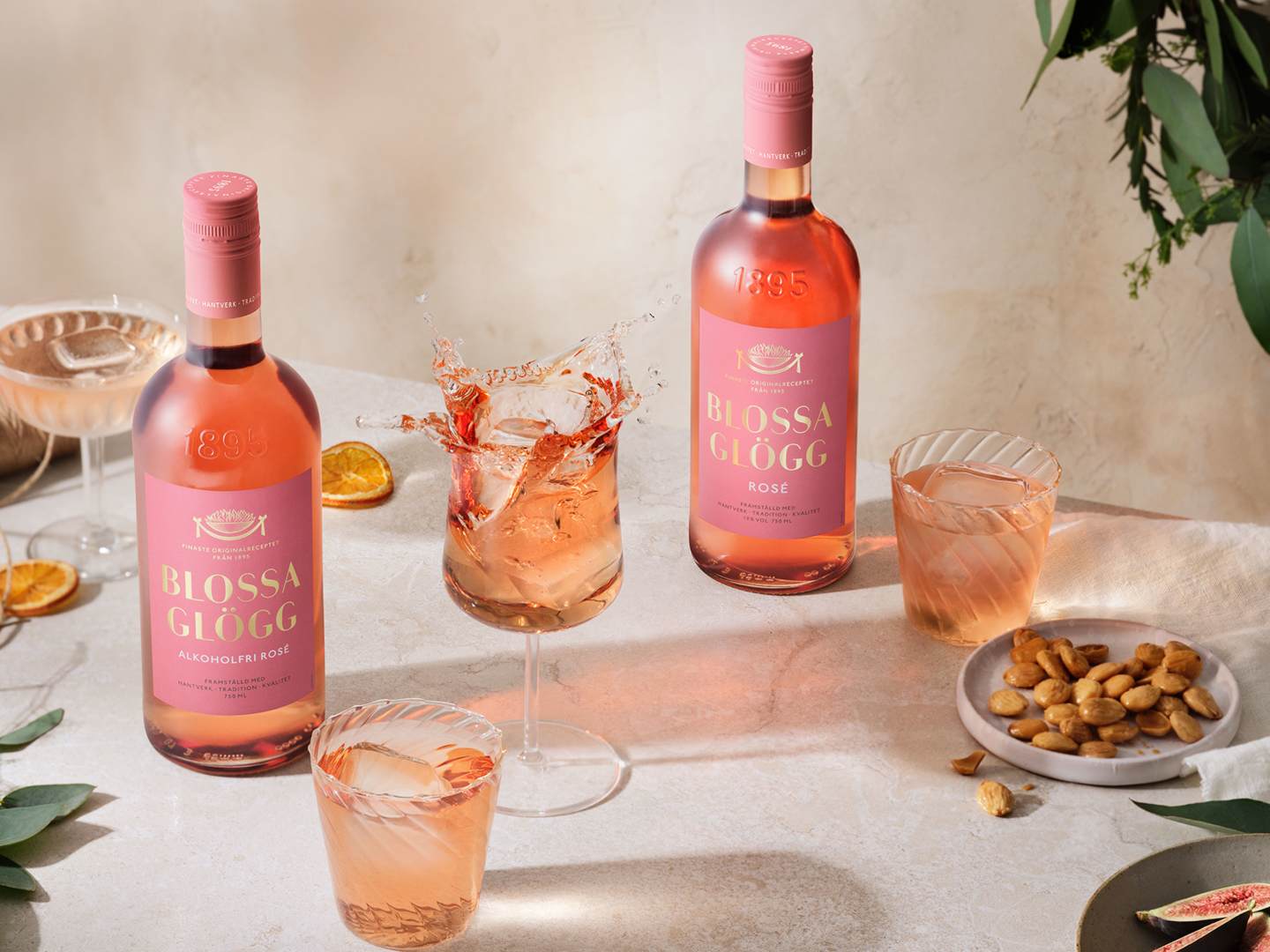 Blossa Rosé - med 10% alkohol samt alkoholfri på ett bord med glas.