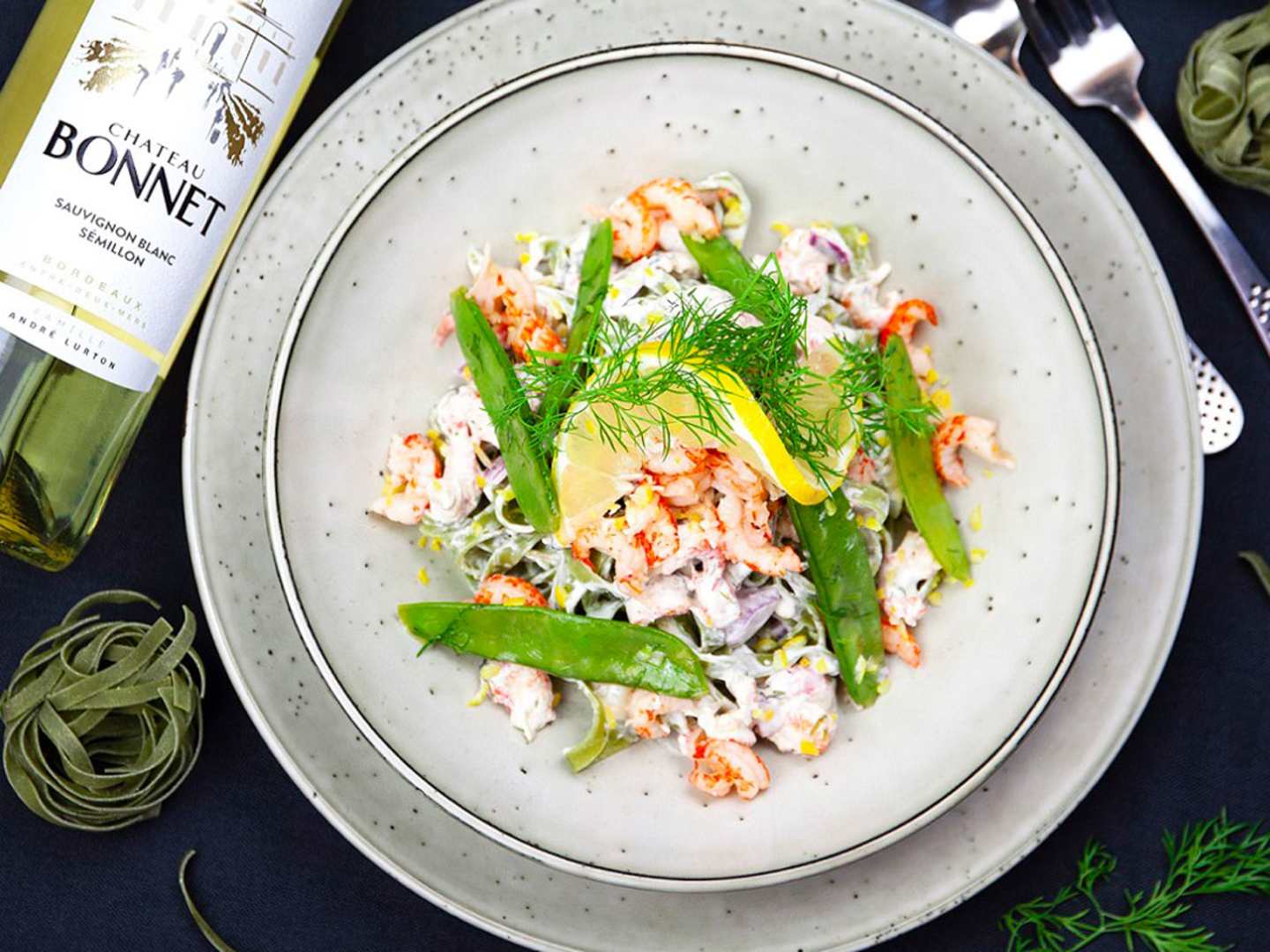 Pasta med kräftstjärtar och dill.