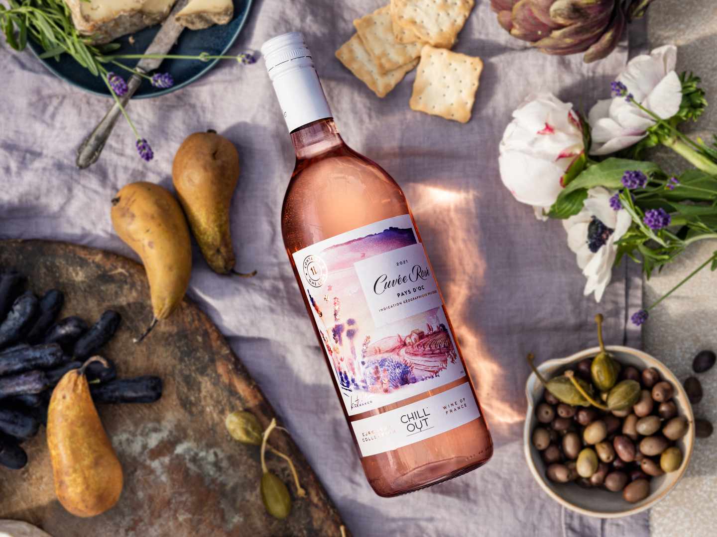 CHILL OUT Cuvée Rosé Pays d'Oc på linneduk med frukter och blommor