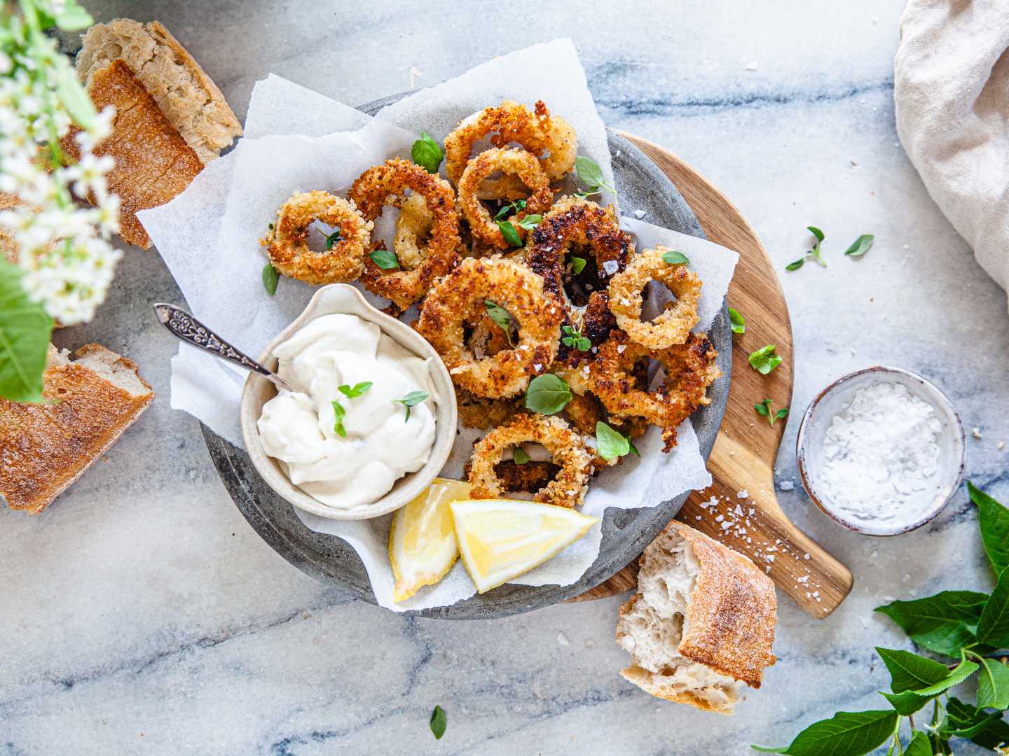 Calamari med aioli på marmorbord