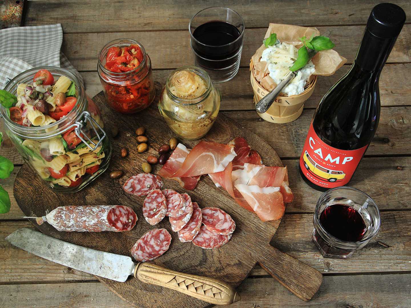 Pastasallad Puttanesca med CAMP Syrah.