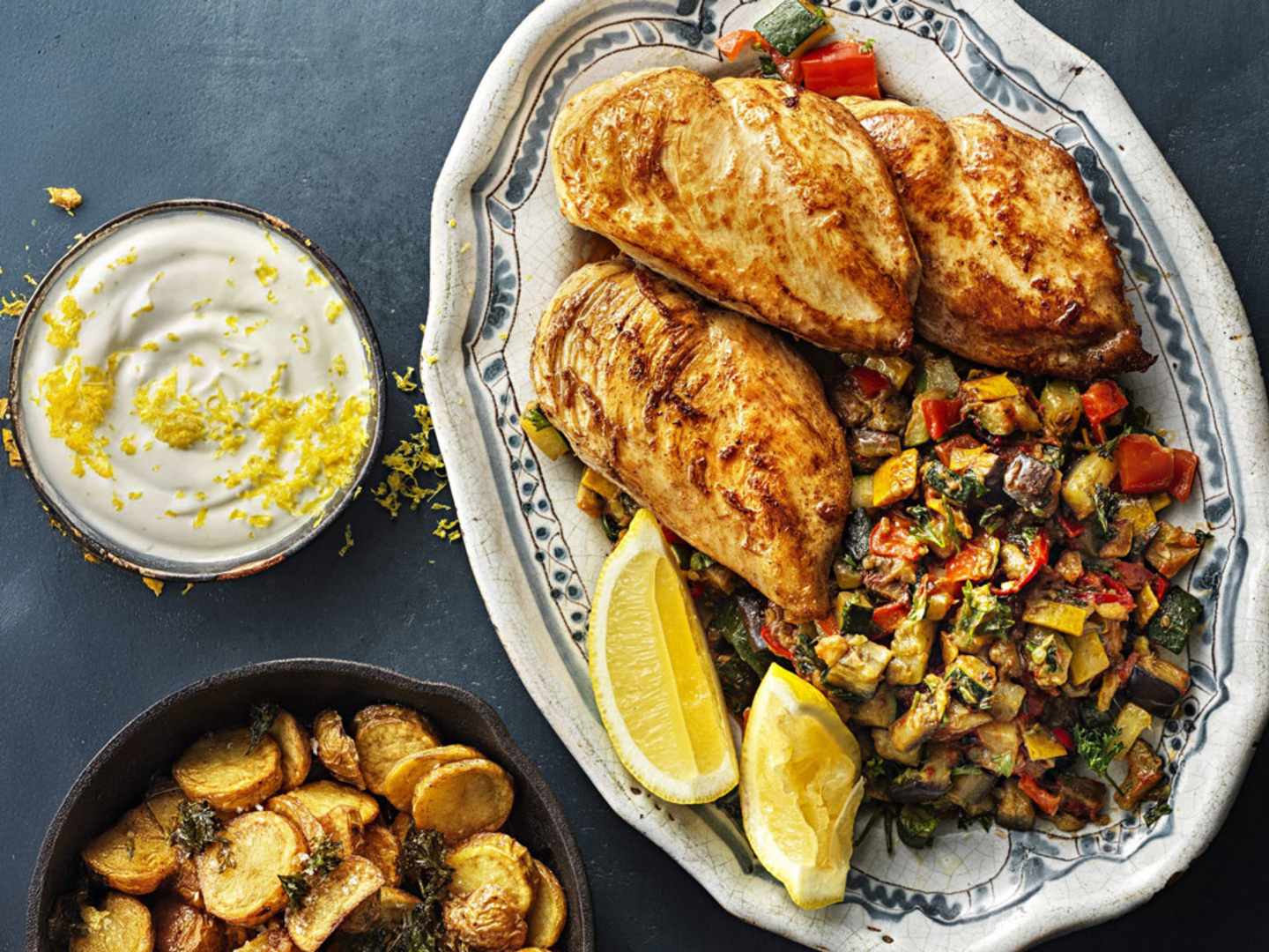 Kycklingfilé med ratatouille och råstekt potatis.