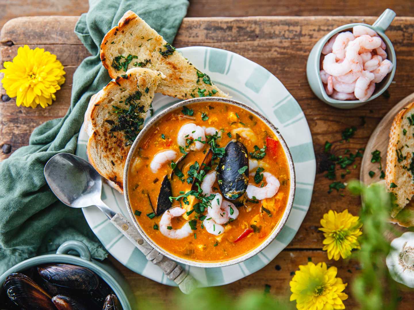Fisk- och skaldjursgryta med saffran.