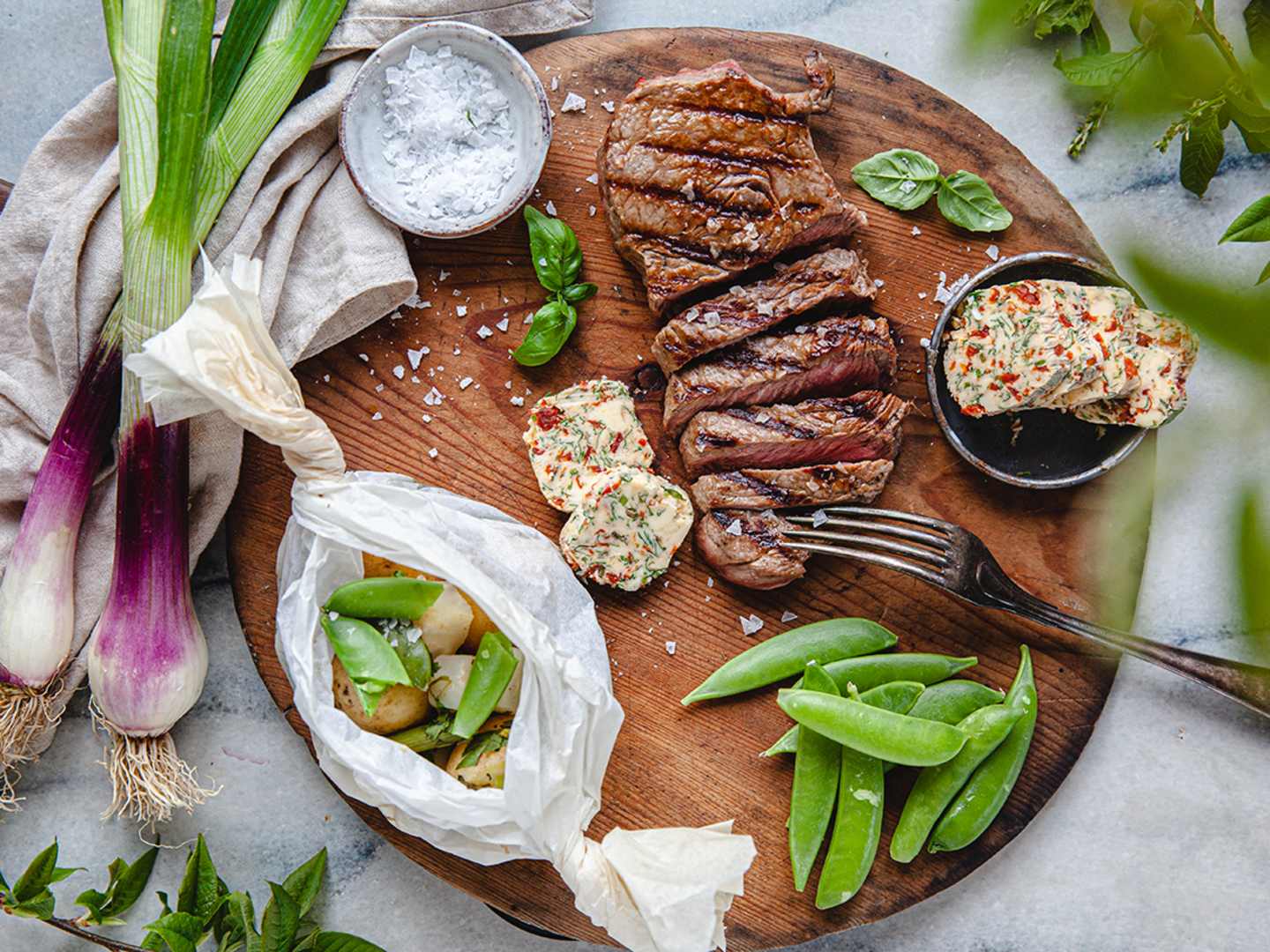 Grillad biff med kryddsmör och potatisknyten