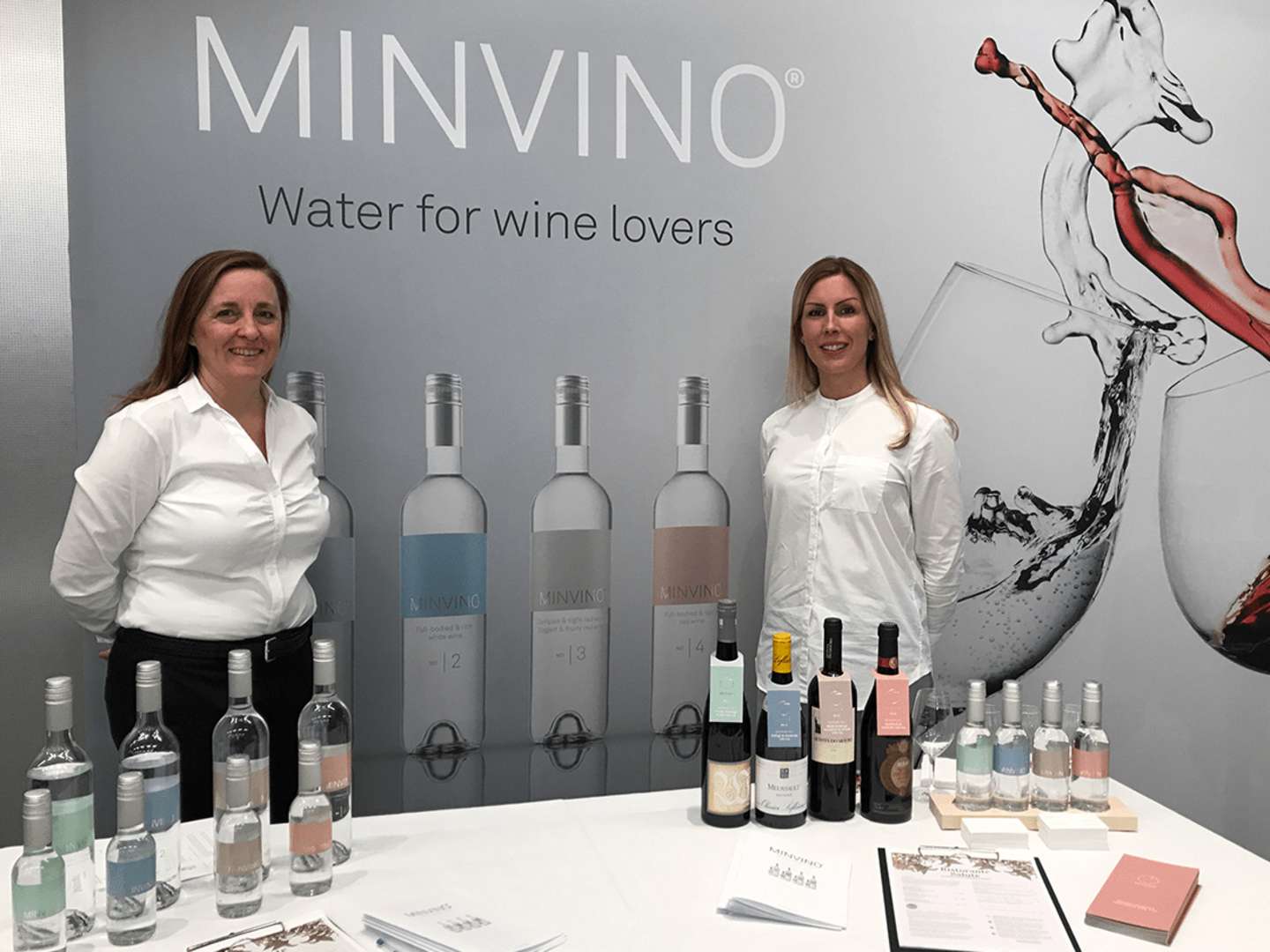 Jeanette och Petra från Minvino, vatten för vinälskare