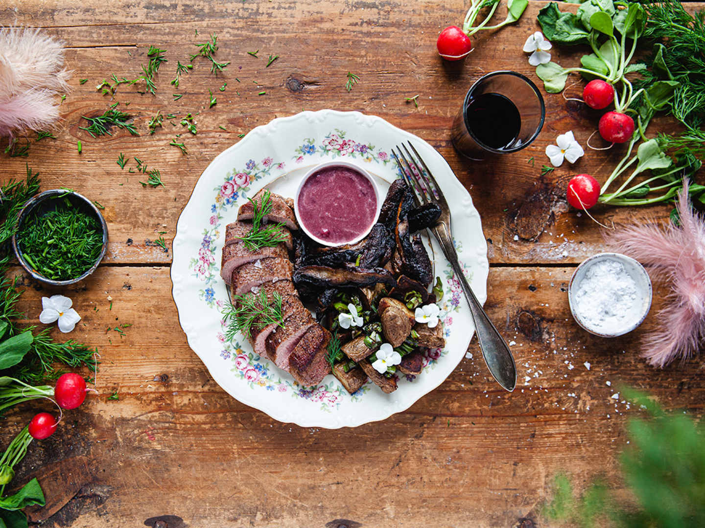 Lammrostbiff med råstekt potatis och gräddig rödvinssås