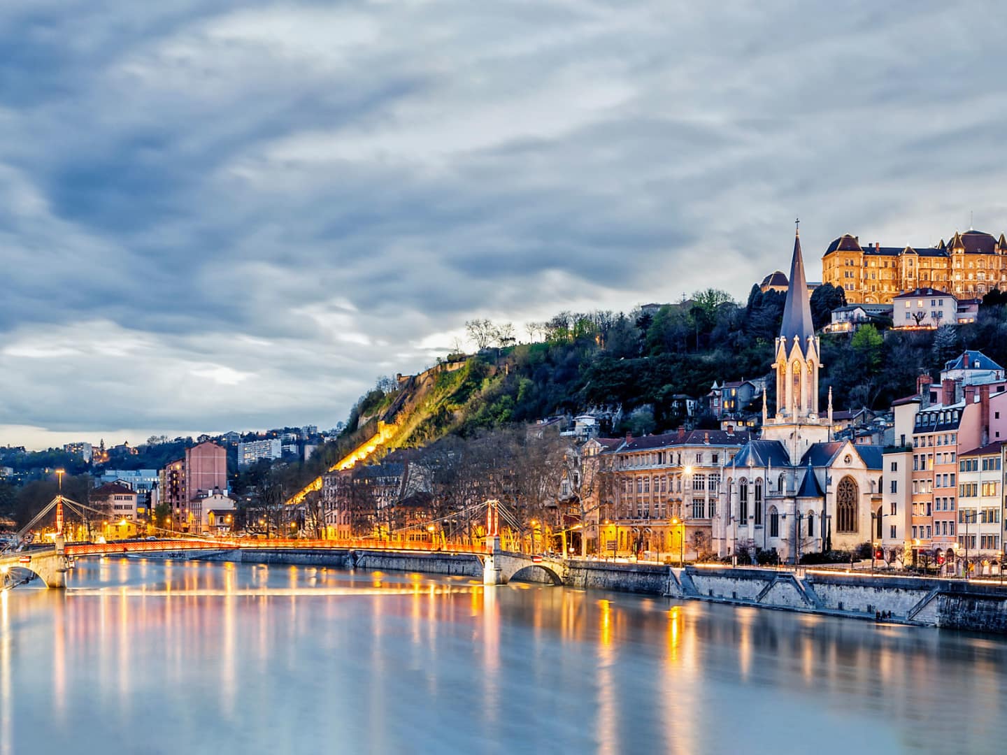 Flod genom Lyon med bro och gamla stan till höger.