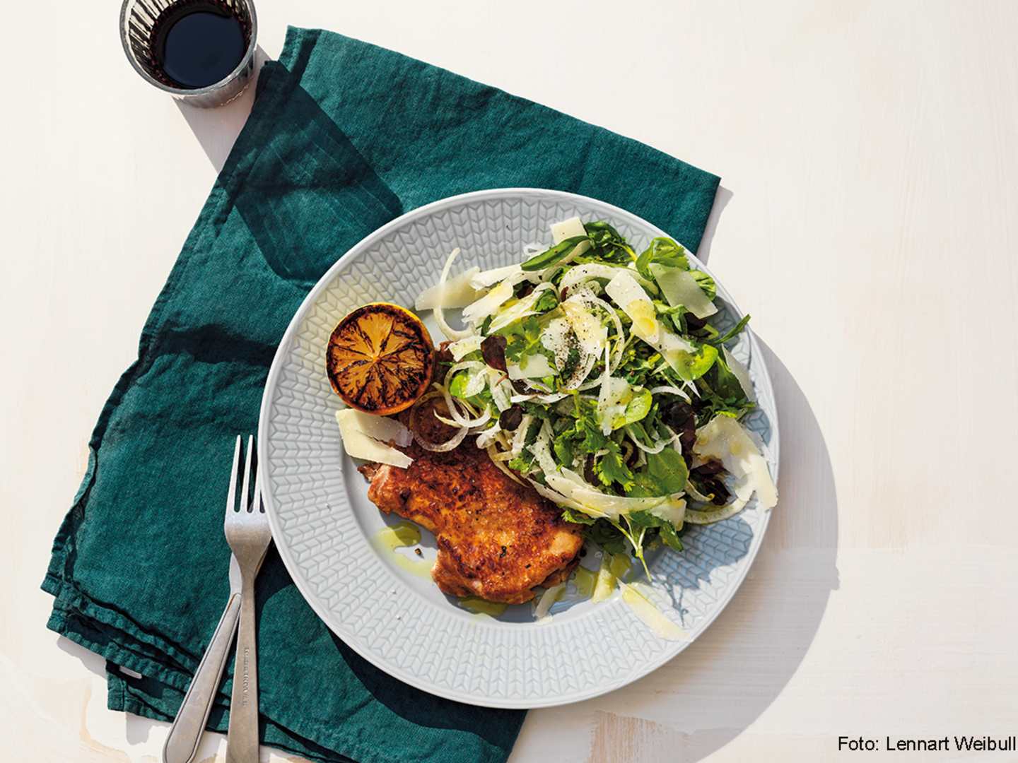 Stekt kycklinglår med fänkålssallad och stekt citron