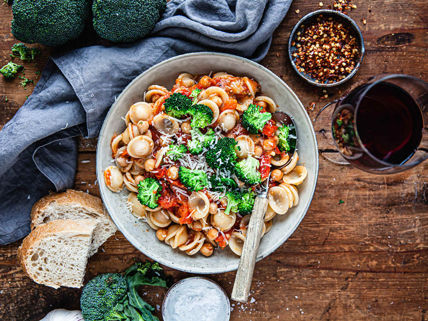 Orecchiette med broccoli och kikärtor 