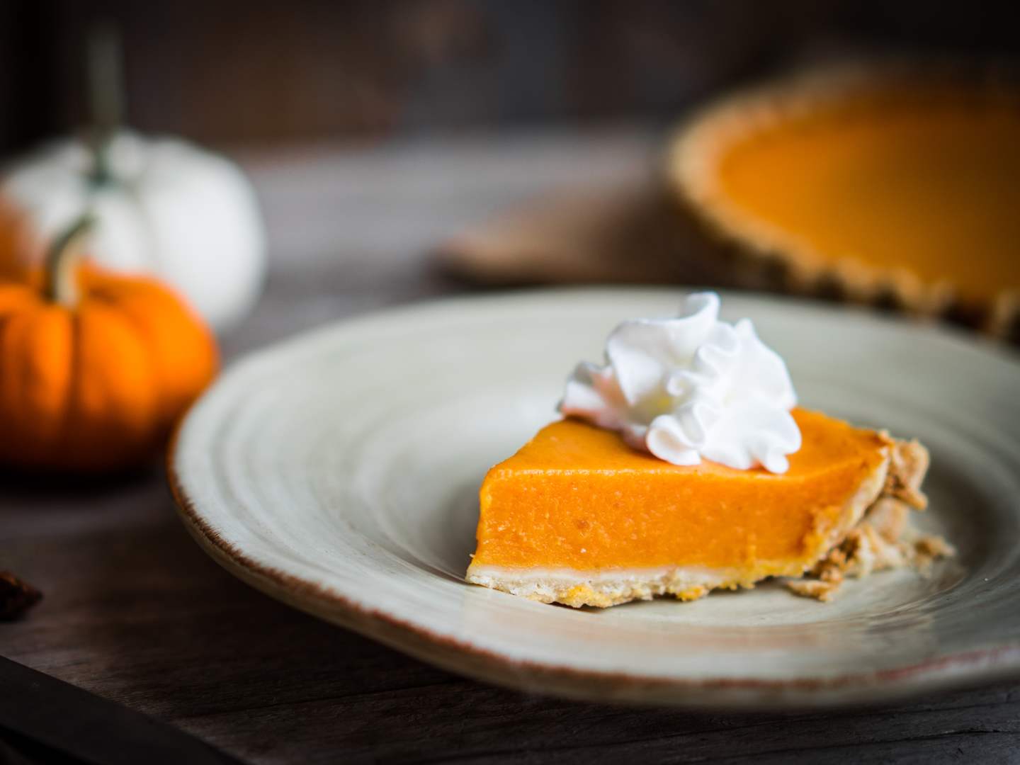 En bit pumpapaj med vispad grädde.