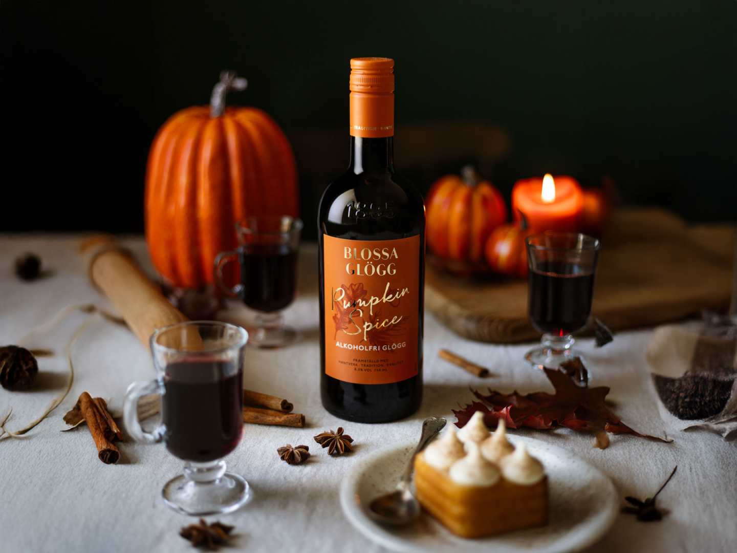 Blossa Pumpkin Spice på bord med pumpor och morotskaka.