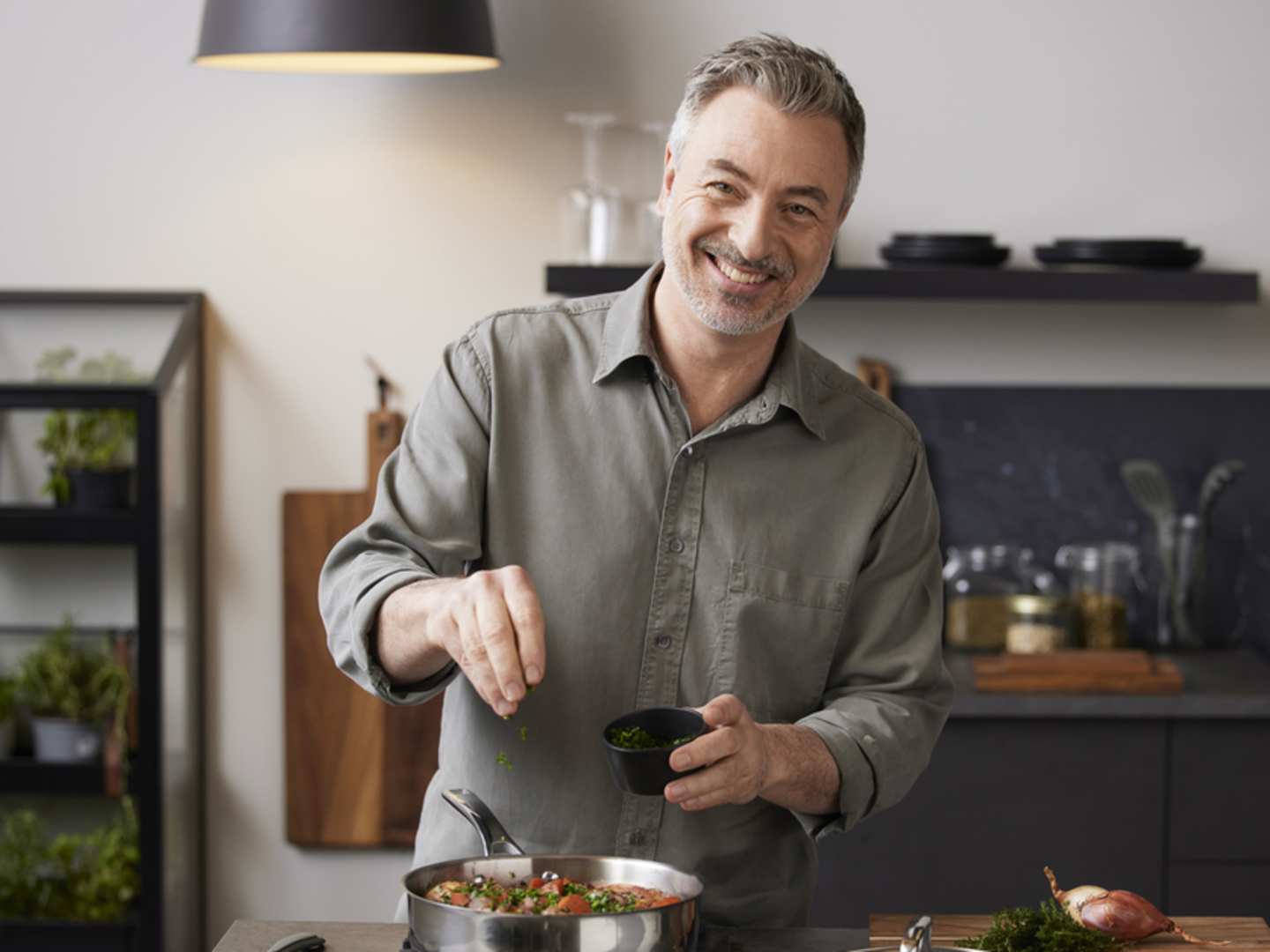 Tareq Taylor lagar mat i kök.