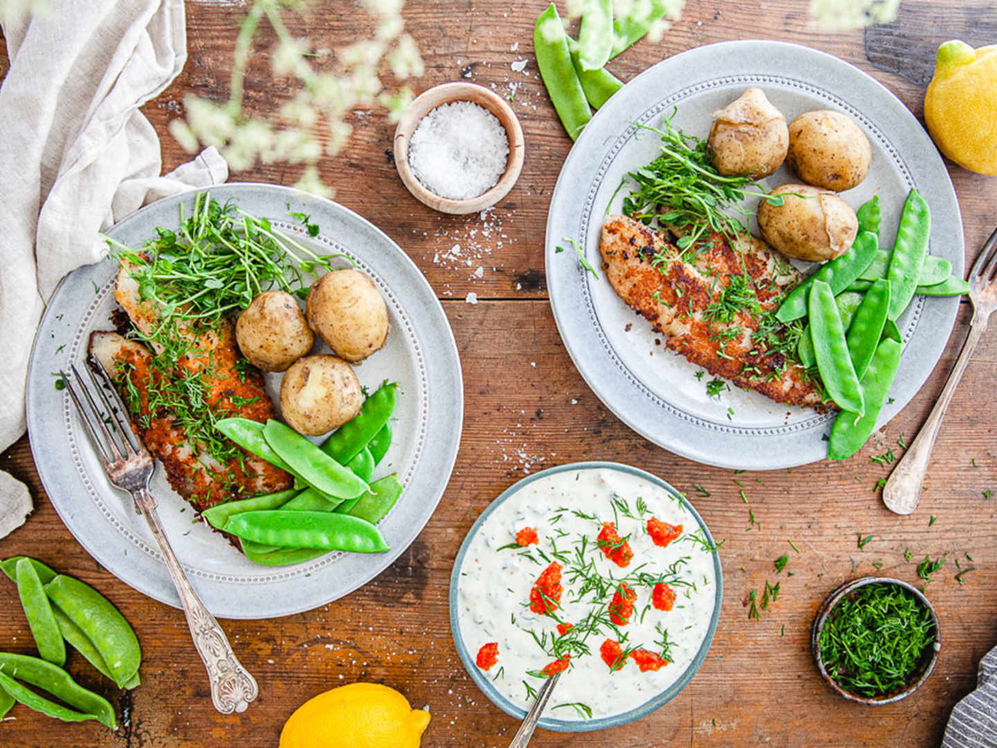 Smörstekt abborre med färskpotatis och gräddfilssås.