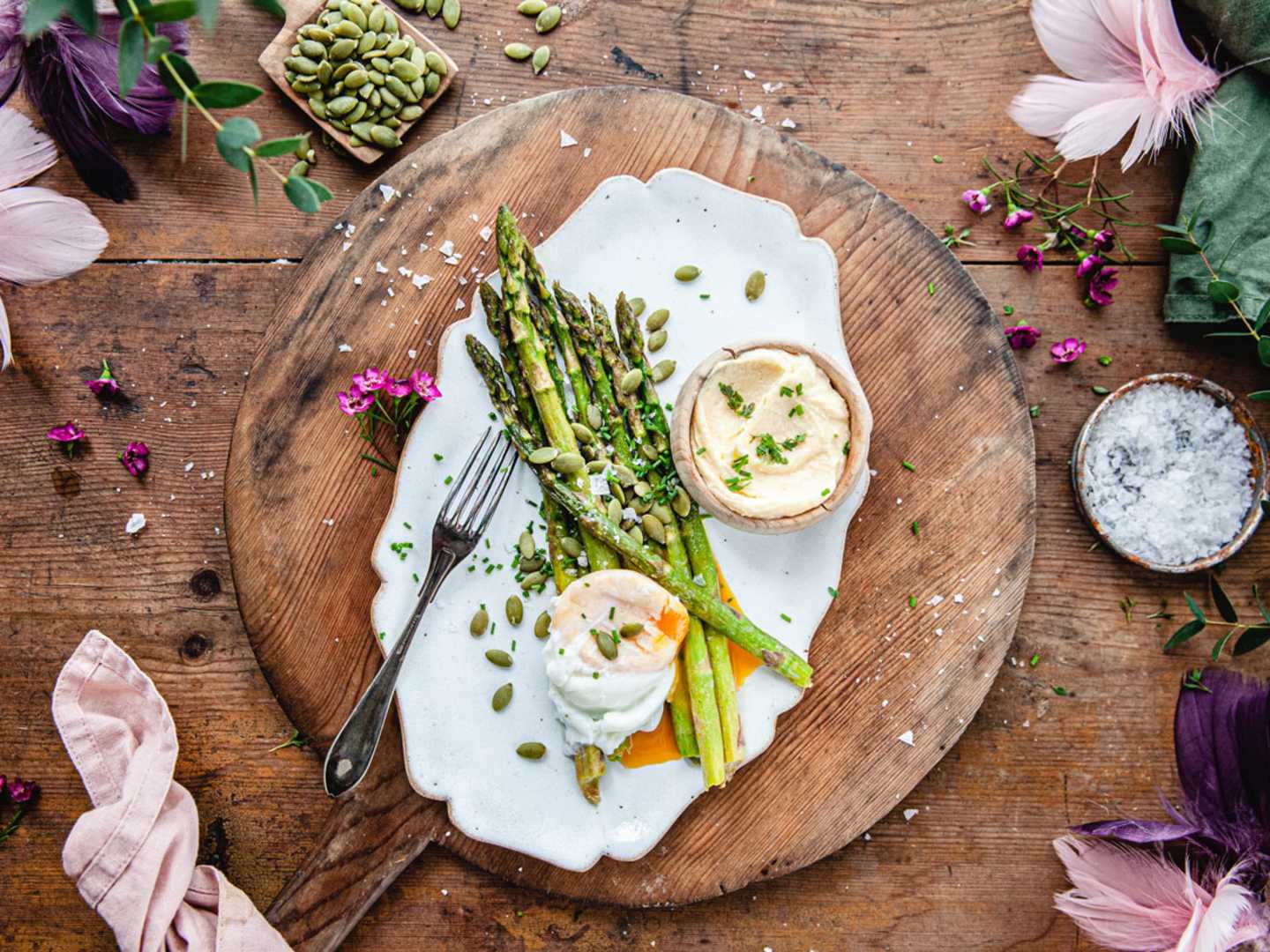 Sparris med pocherat ägg och sveciakräm.