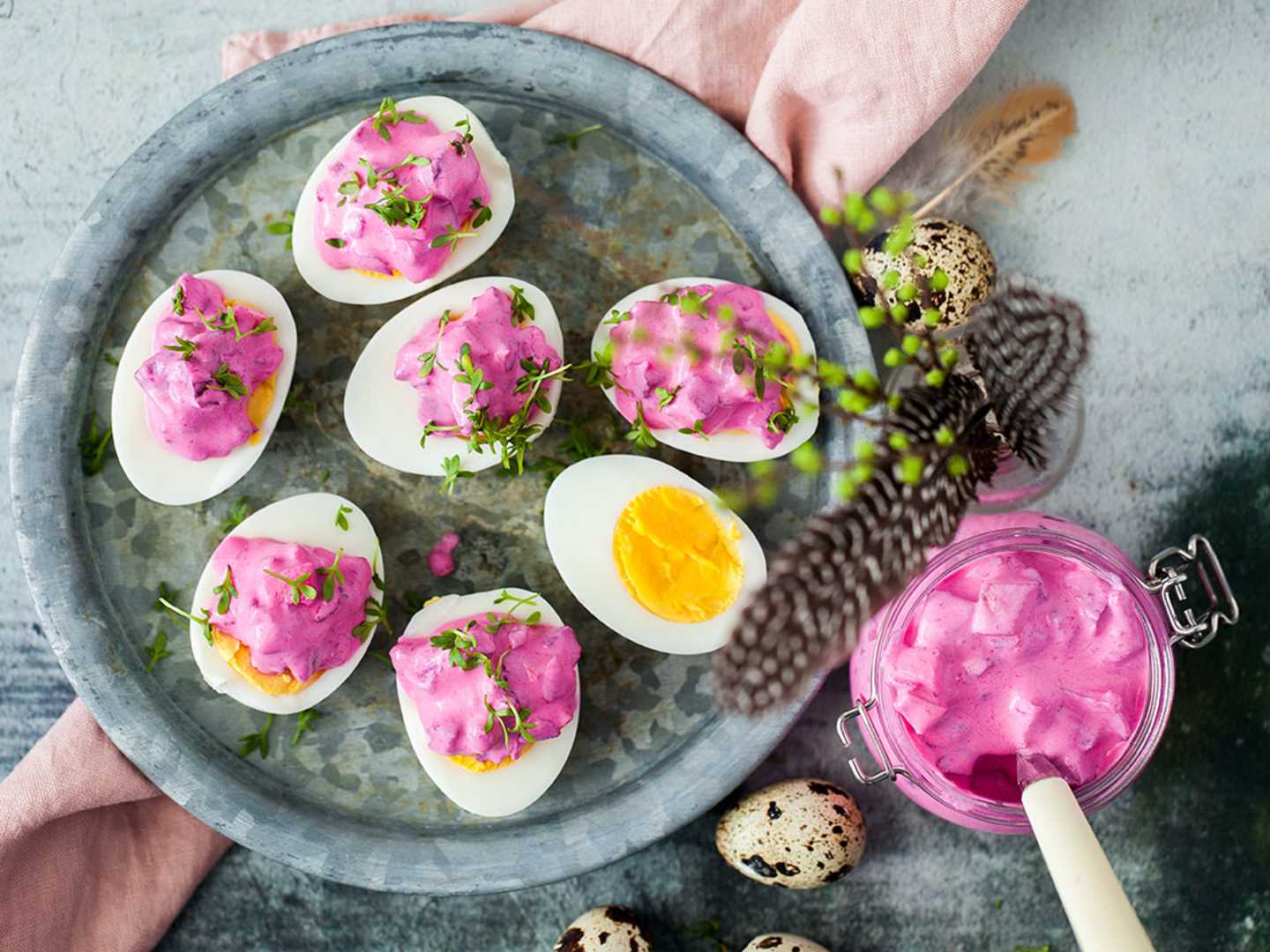 Ägghalvor med krämig sillsallad