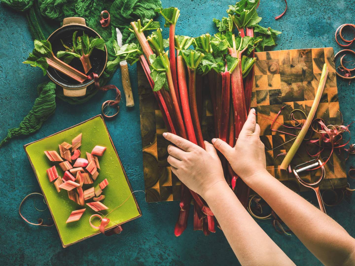 Rabarber på skärbräda.