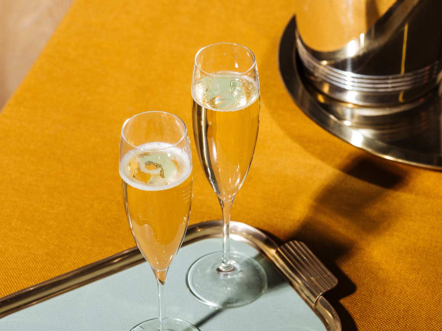 Alta Langa i två glas på ett bord.