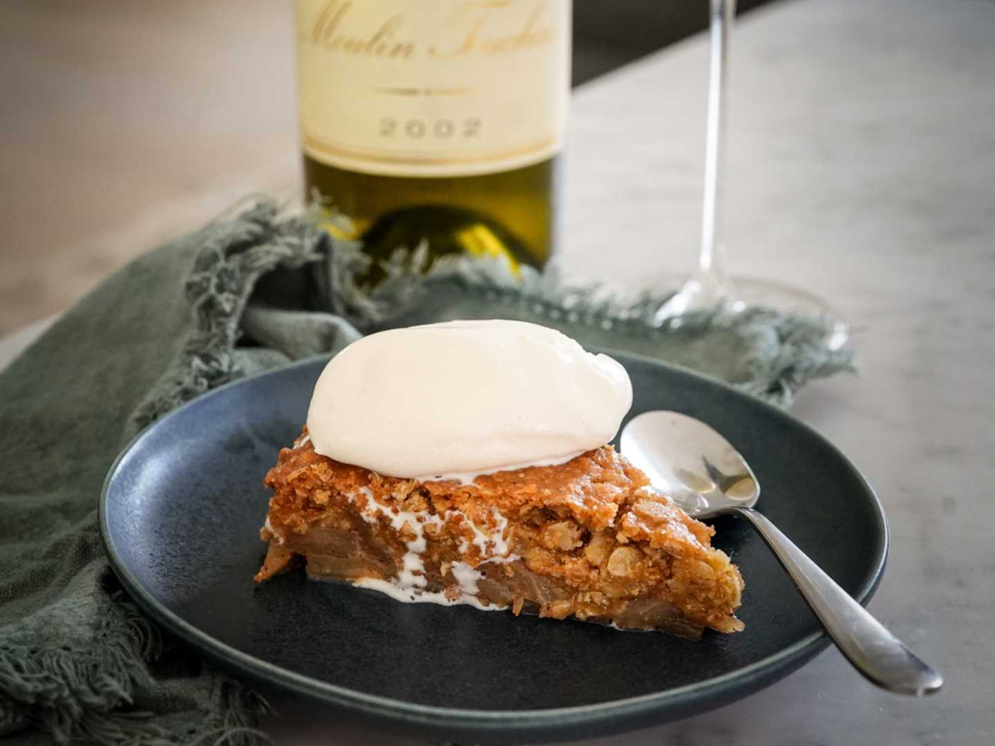 Knäckig äppelpaj med brynt rosmarinknäck som täcke.