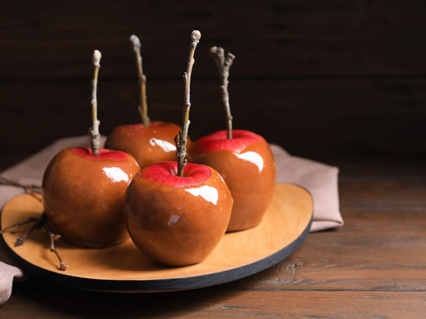 Äpplen med rödvinskaramell.