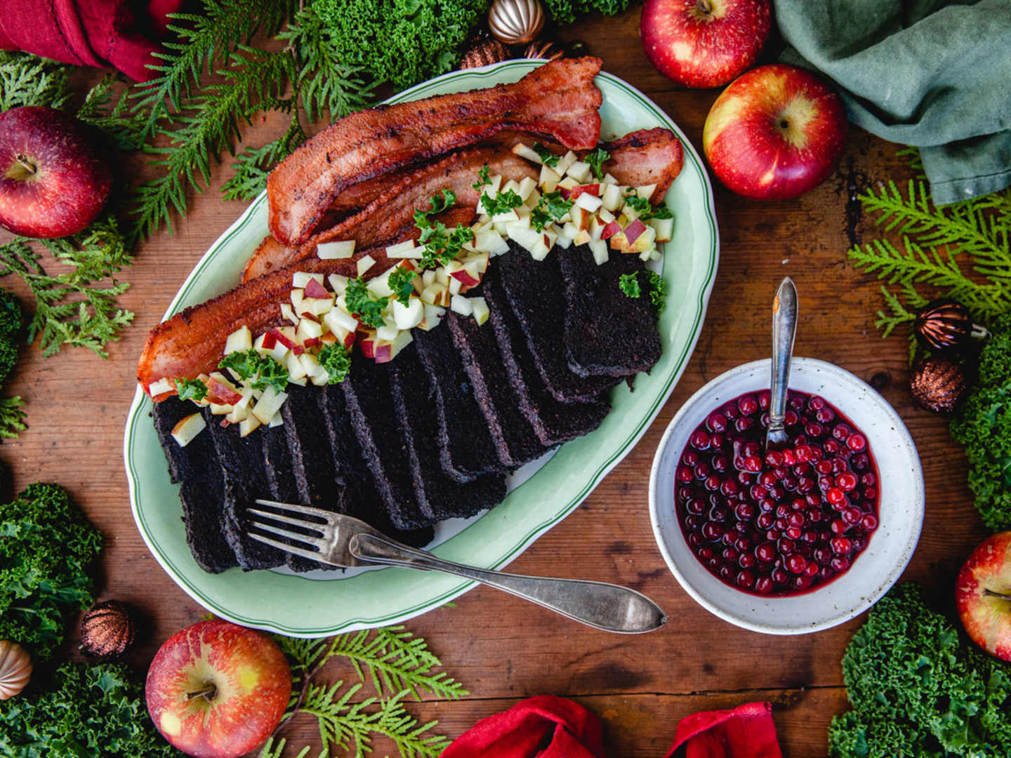 Julkryddad blodpudding med stekt fläsk och glöggmarinerade lingon.