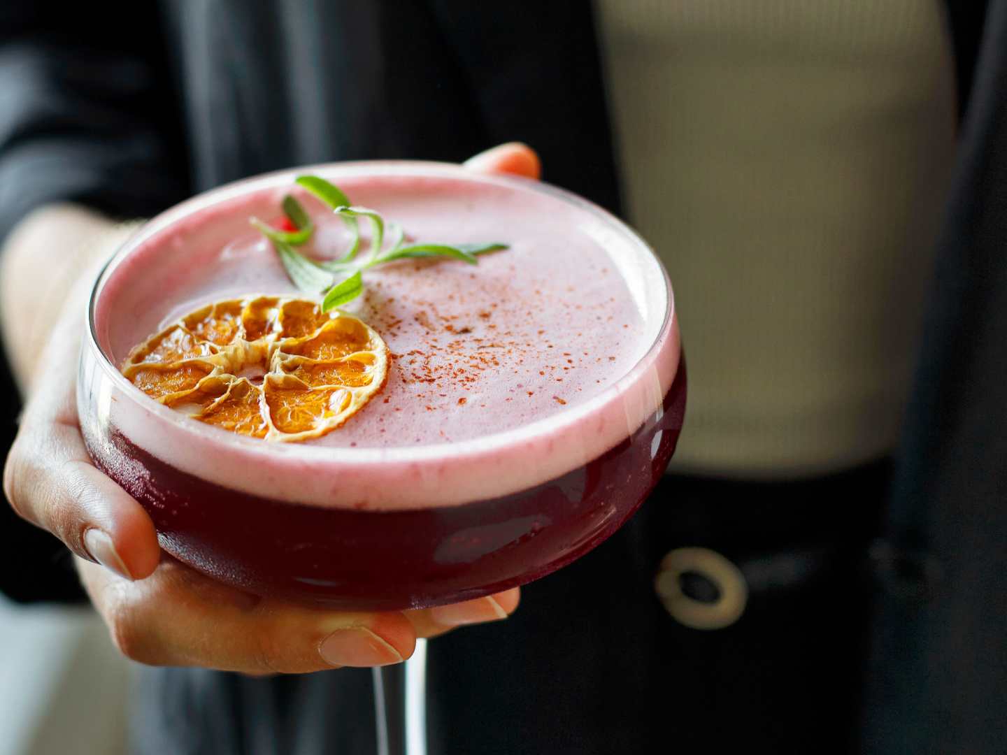 Blossa Glögg & Tonic med en torkad apelsinskiva.