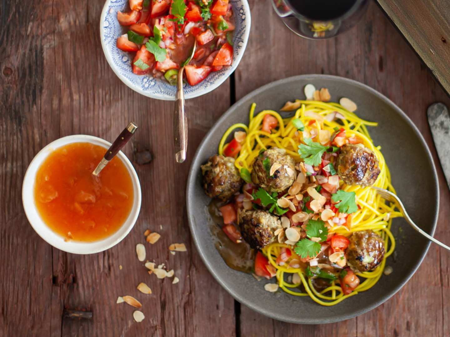 Bobootielihapullat, keltaisella pastalla ja tomaattisalsalla