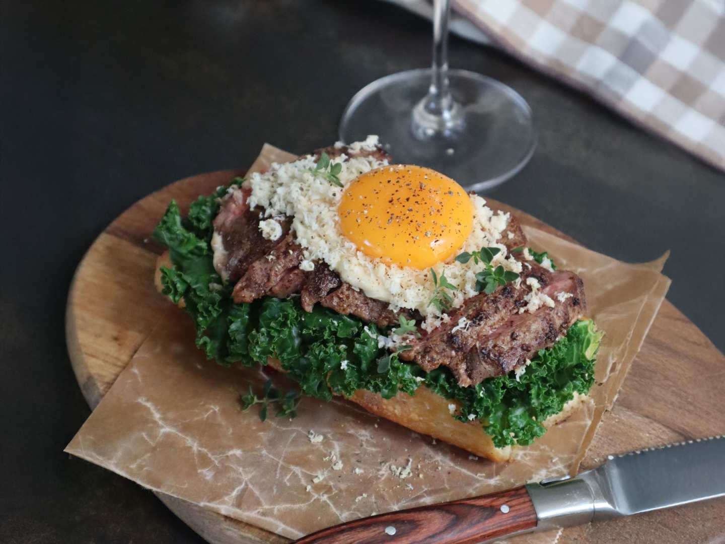 Klassisk Bookmaker Toast med ryggbiff.