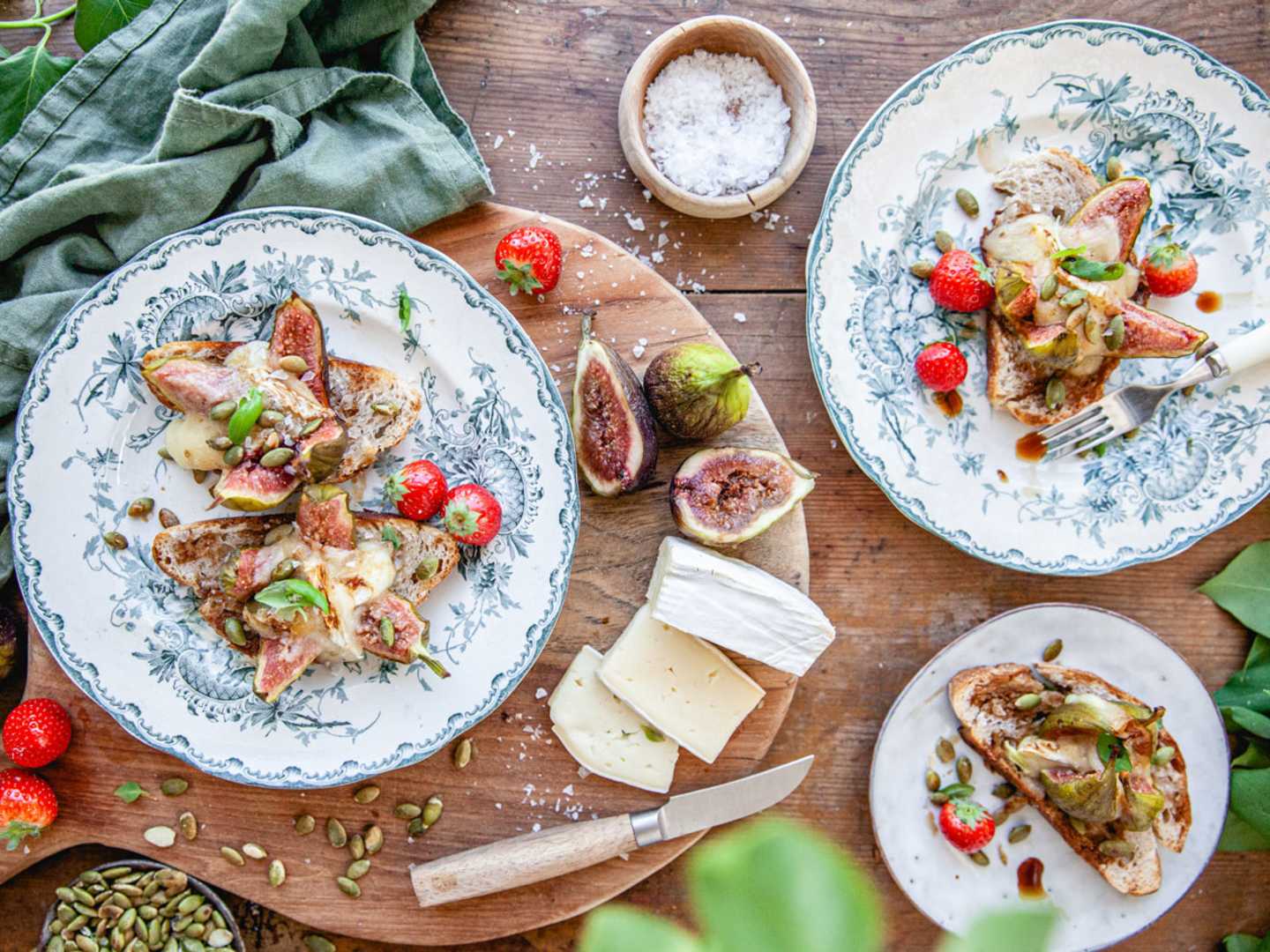 Briefikon på träbord.