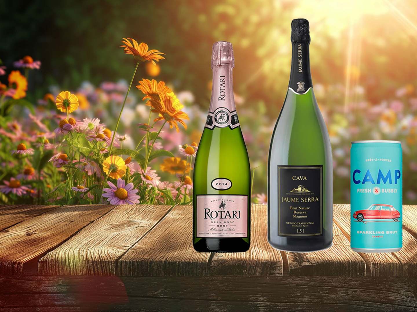 Tre vinflaskor mot en bakgrund av blomsteräng.