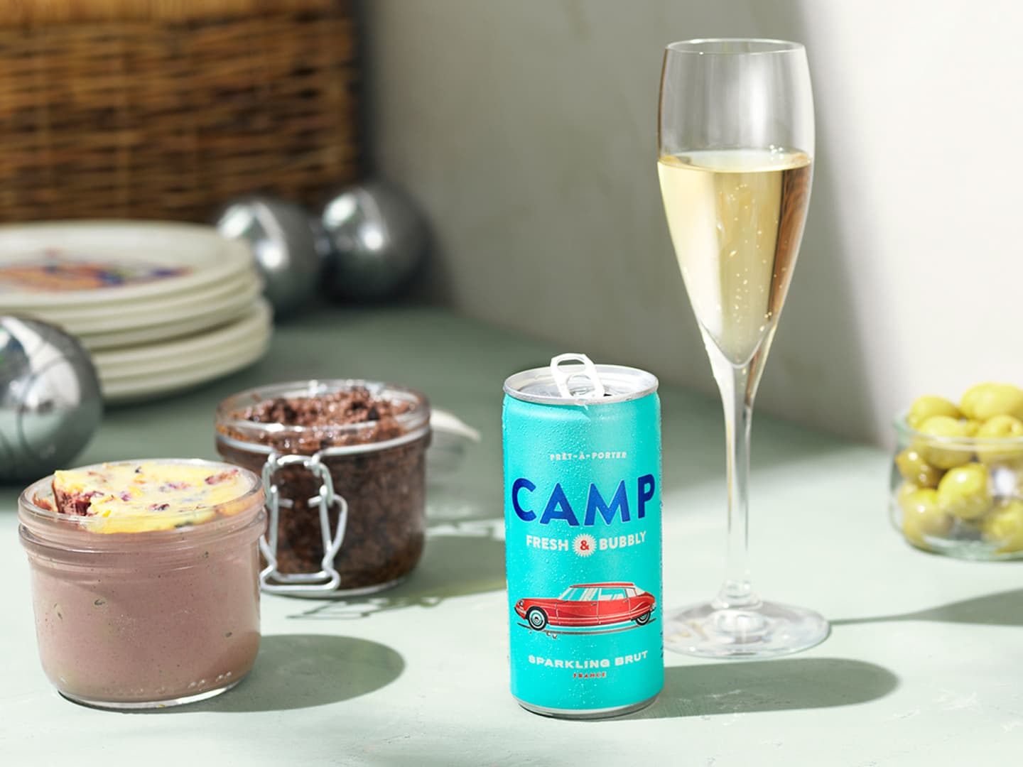 Camp Sparkling Brut med två goda röror.