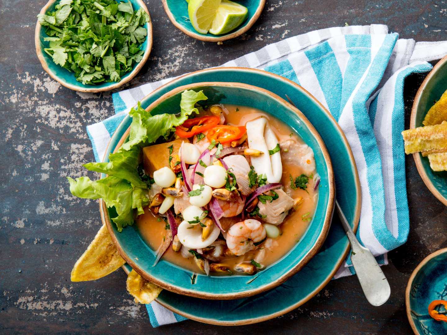 Ceviche med marinerad torsk och skaldjur samt lime och chili.