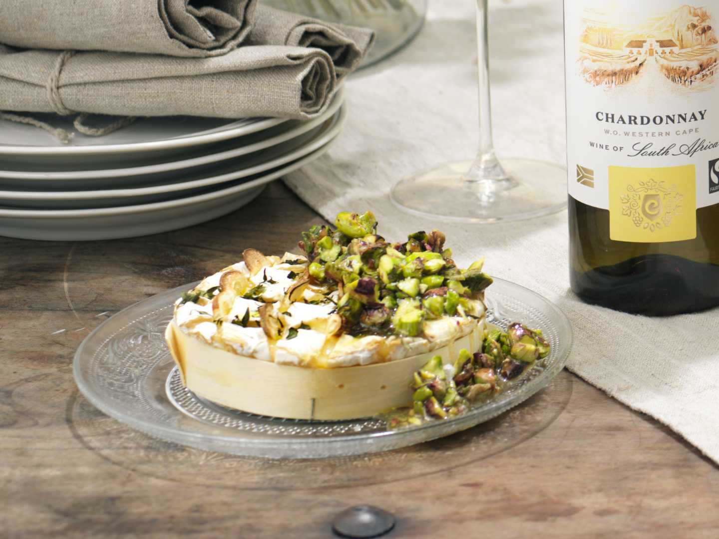 Ugnsbakad brie med pistagetopping.