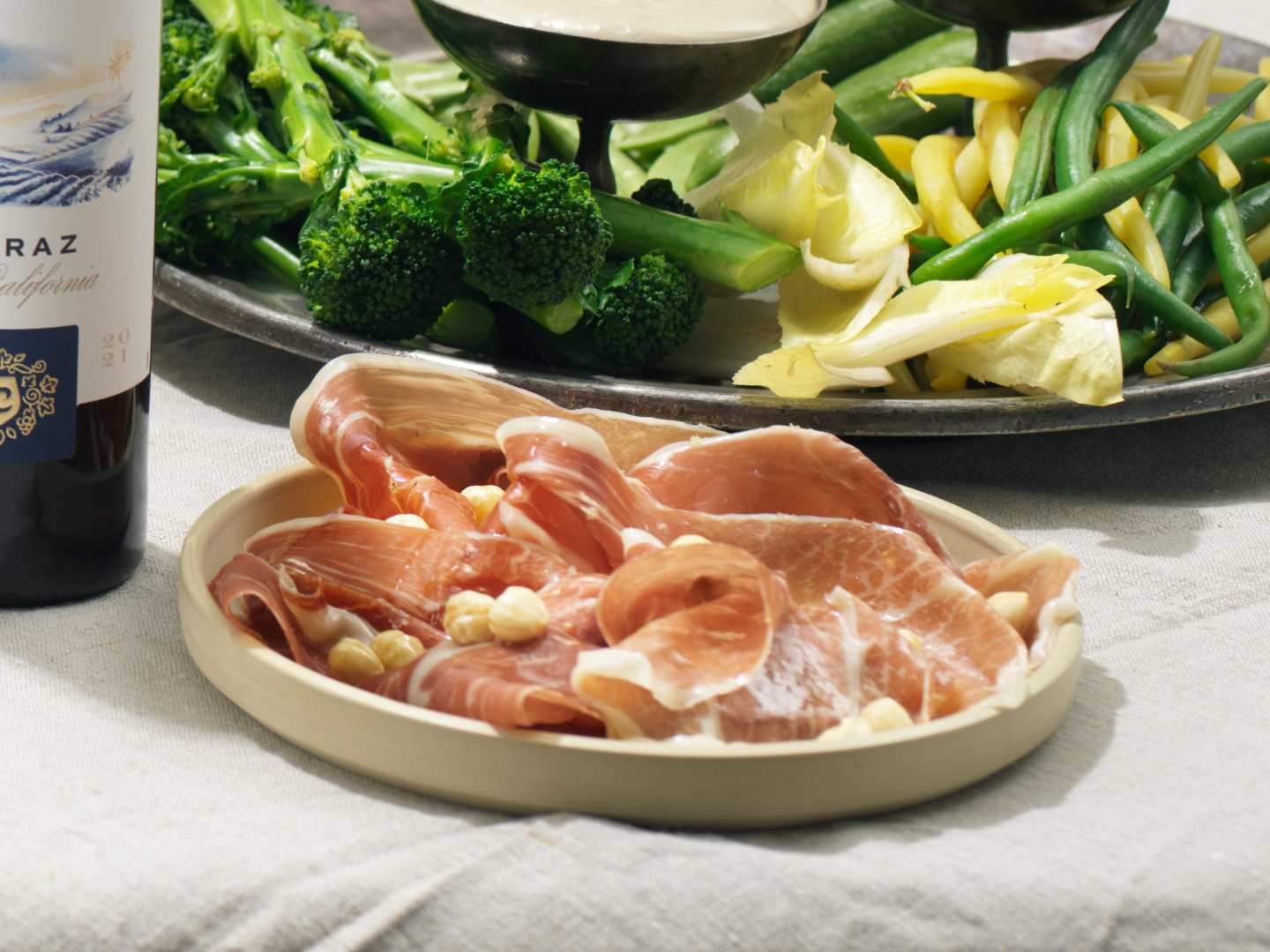 Lufttorkad skinka med hasselnötter.