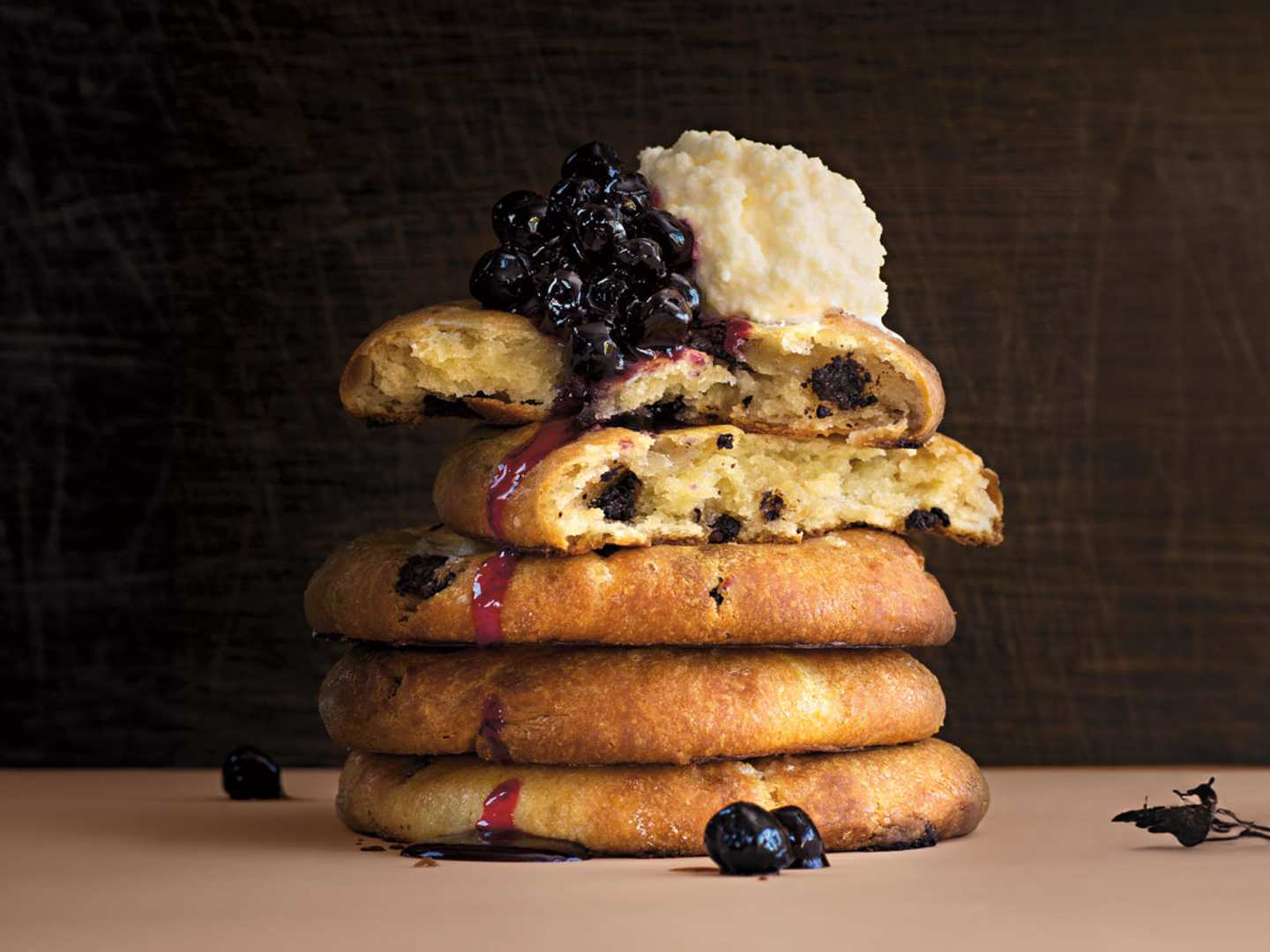 Scones med choklad och aroniasylt.