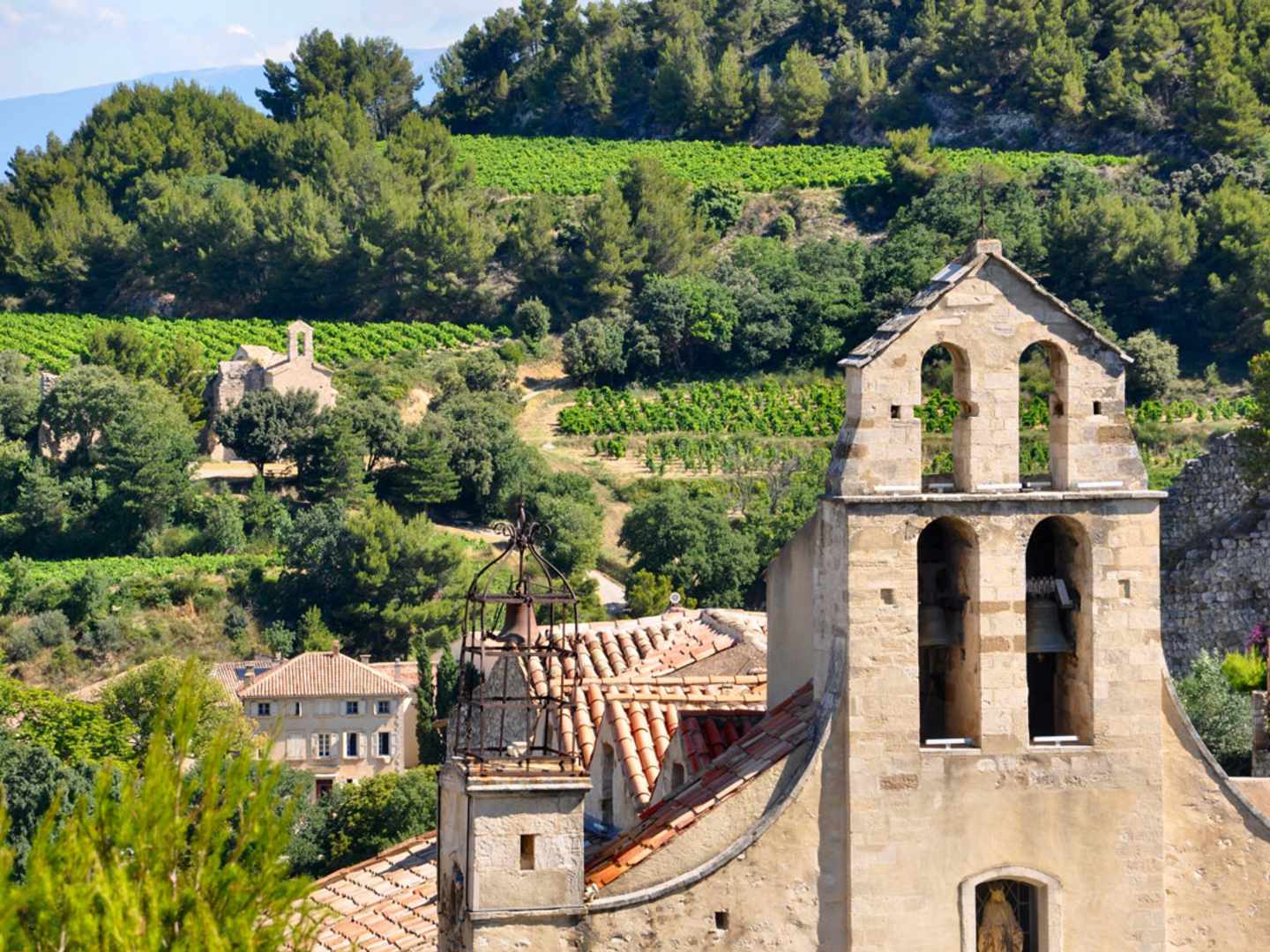 Fasad av en kyrka i Côte du Rhône Village, 